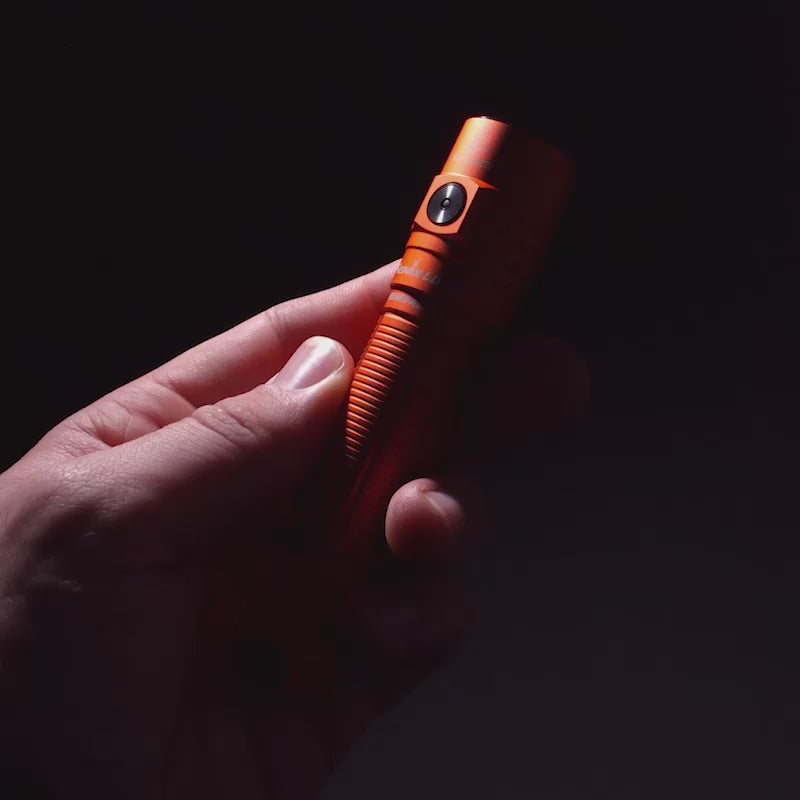Video overview of the Fenix LD30 RENEGADE showing color options, features, and the product in use